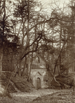 502412 Gezicht op het kapelletje in het park van het kasteel Drakestein (Slotlaan) te Lage Vuursche (gemeente Baarn).